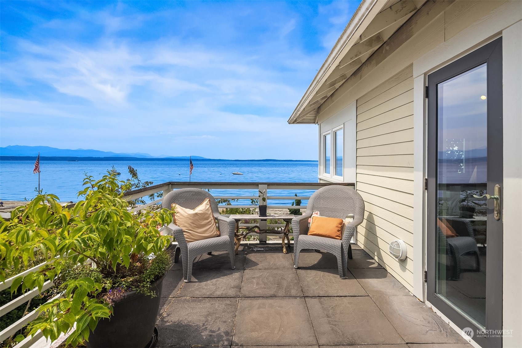 6346 South Bay Road Freeland, WA 98249 - Photo 30 of 40 a view of a chairs and table in the balcony