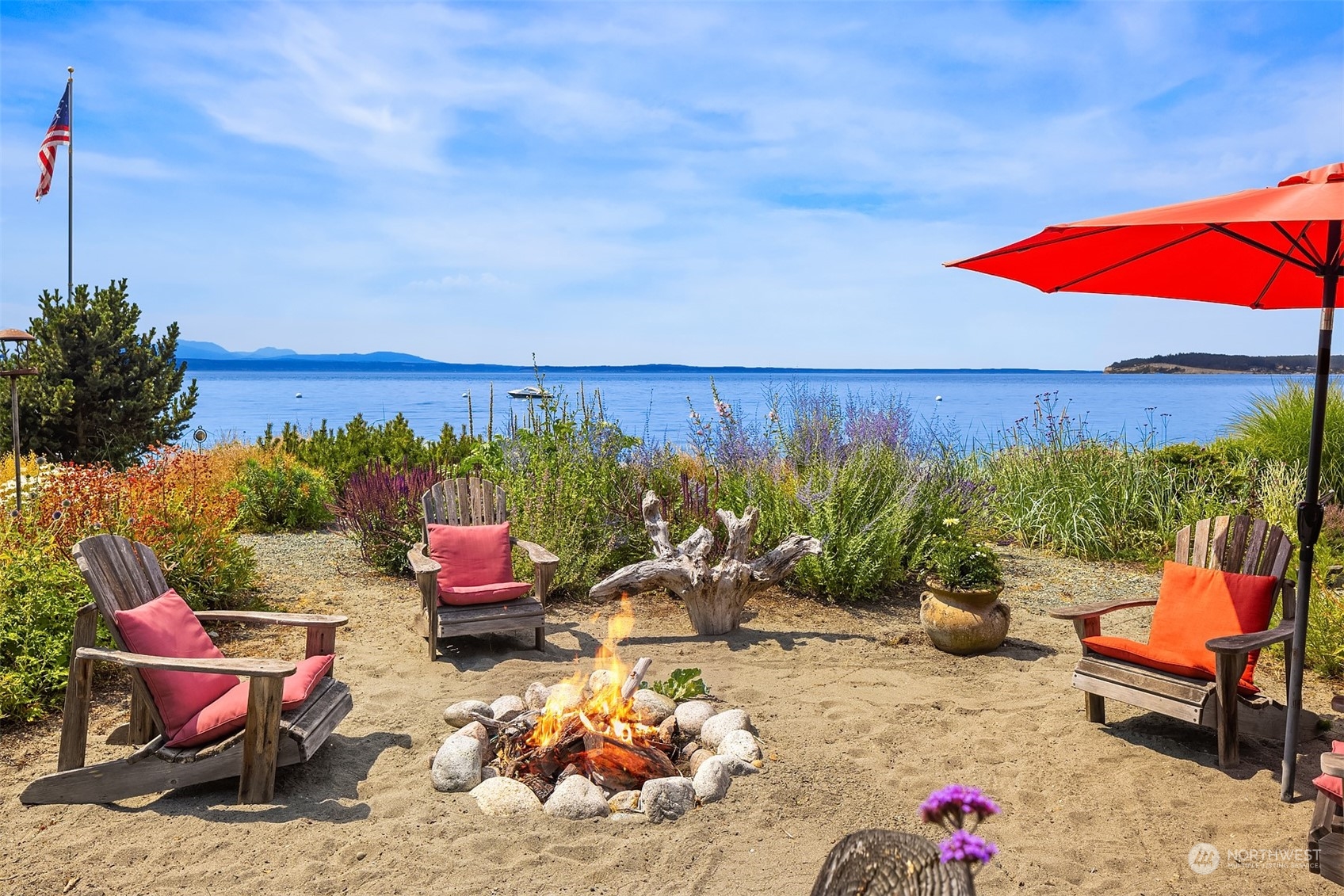 6346 South Bay Road Freeland, WA 98249 - Photo 4 of 40 a outdoor space with furniture