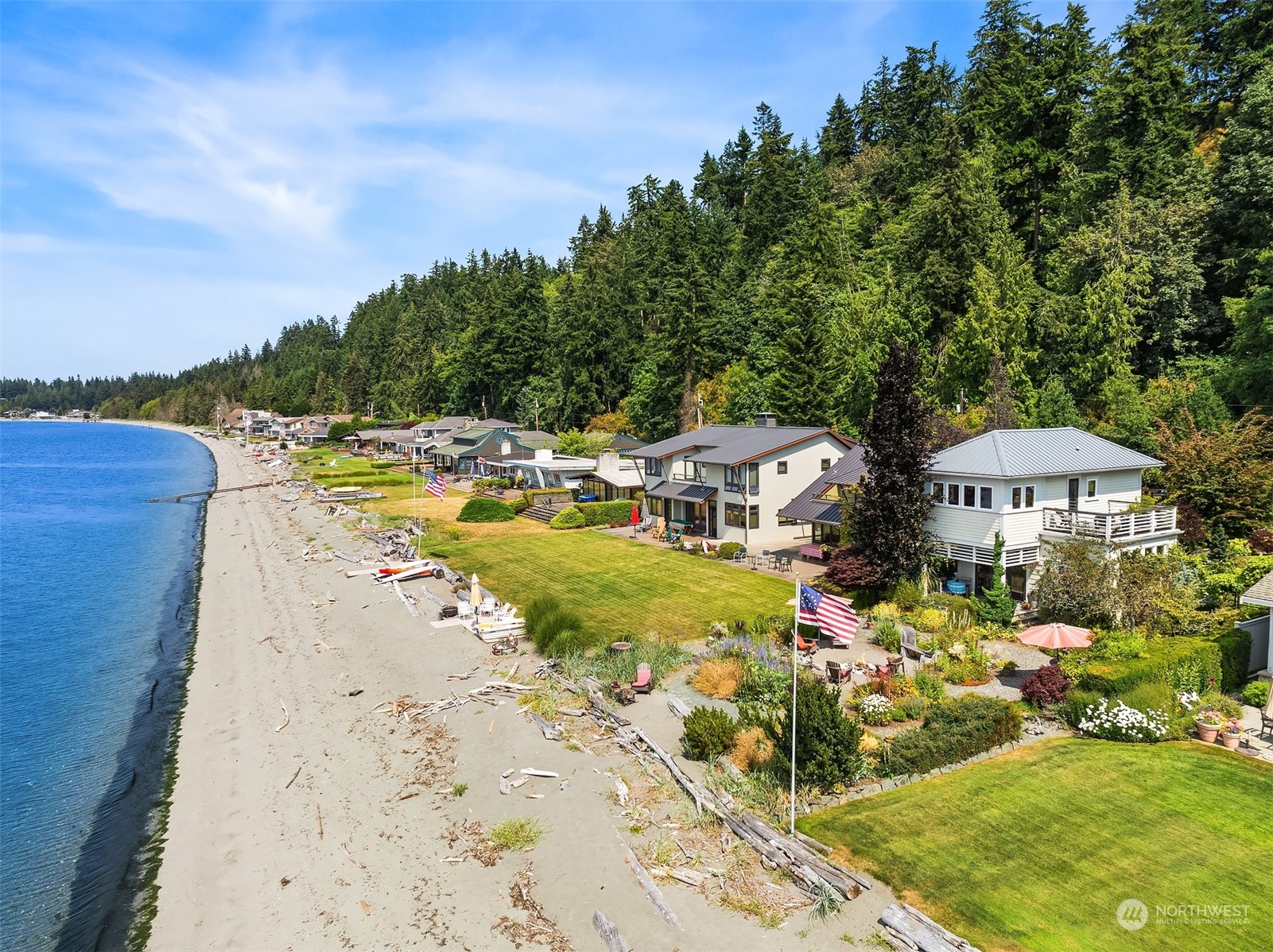 6346 South Bay Road Freeland, WA 98249 - Photo 6 of 40 a view of a swimming pool and lounge chairs