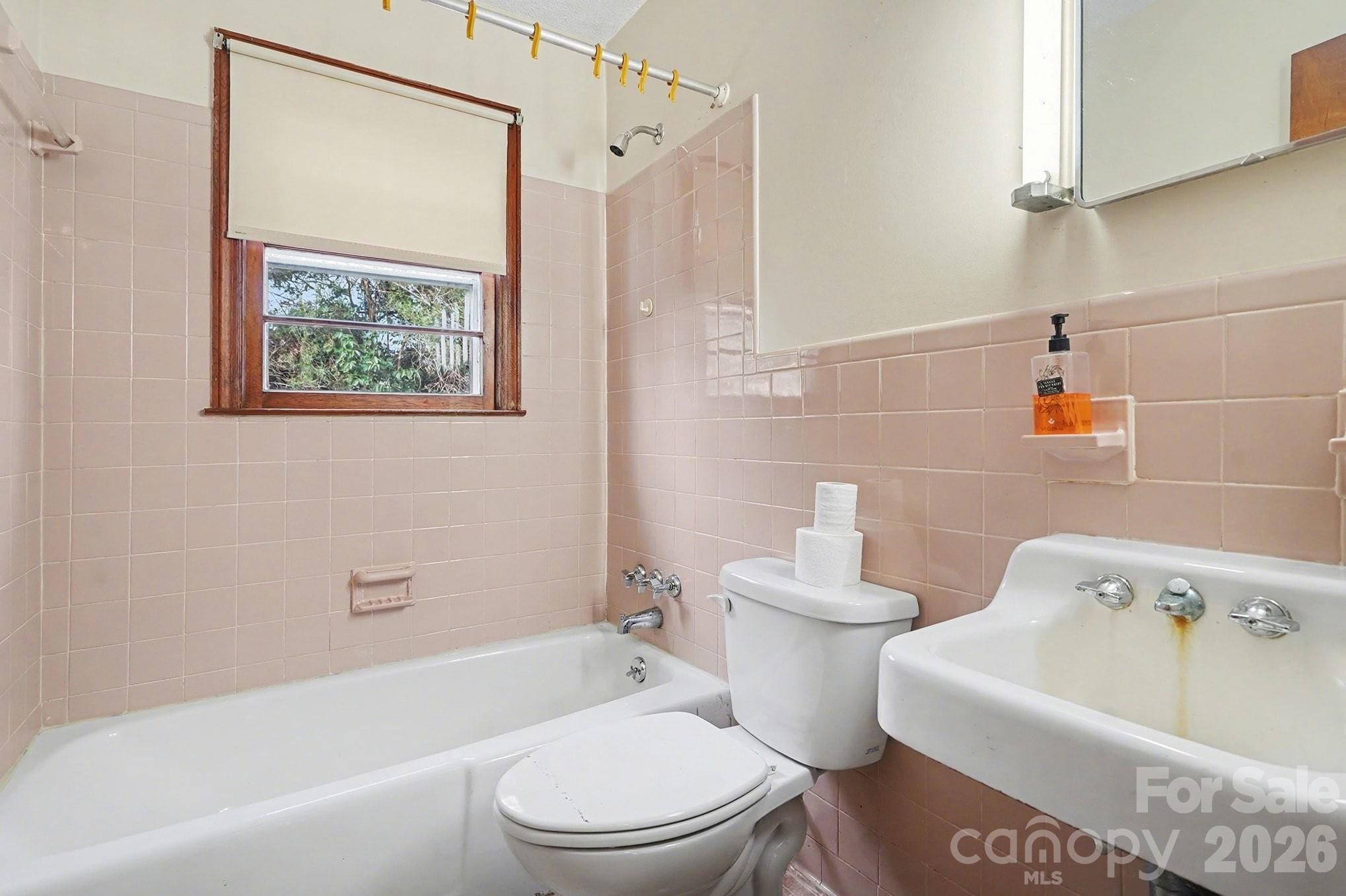 1612 Shelby Road, Unit 1417 Kings Mountain, NC 28086 - Photo 24 of 29 a bathroom with a toilet and a bathtub