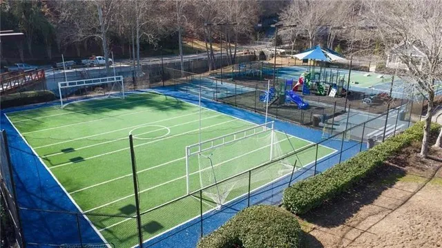 a view of a backyard