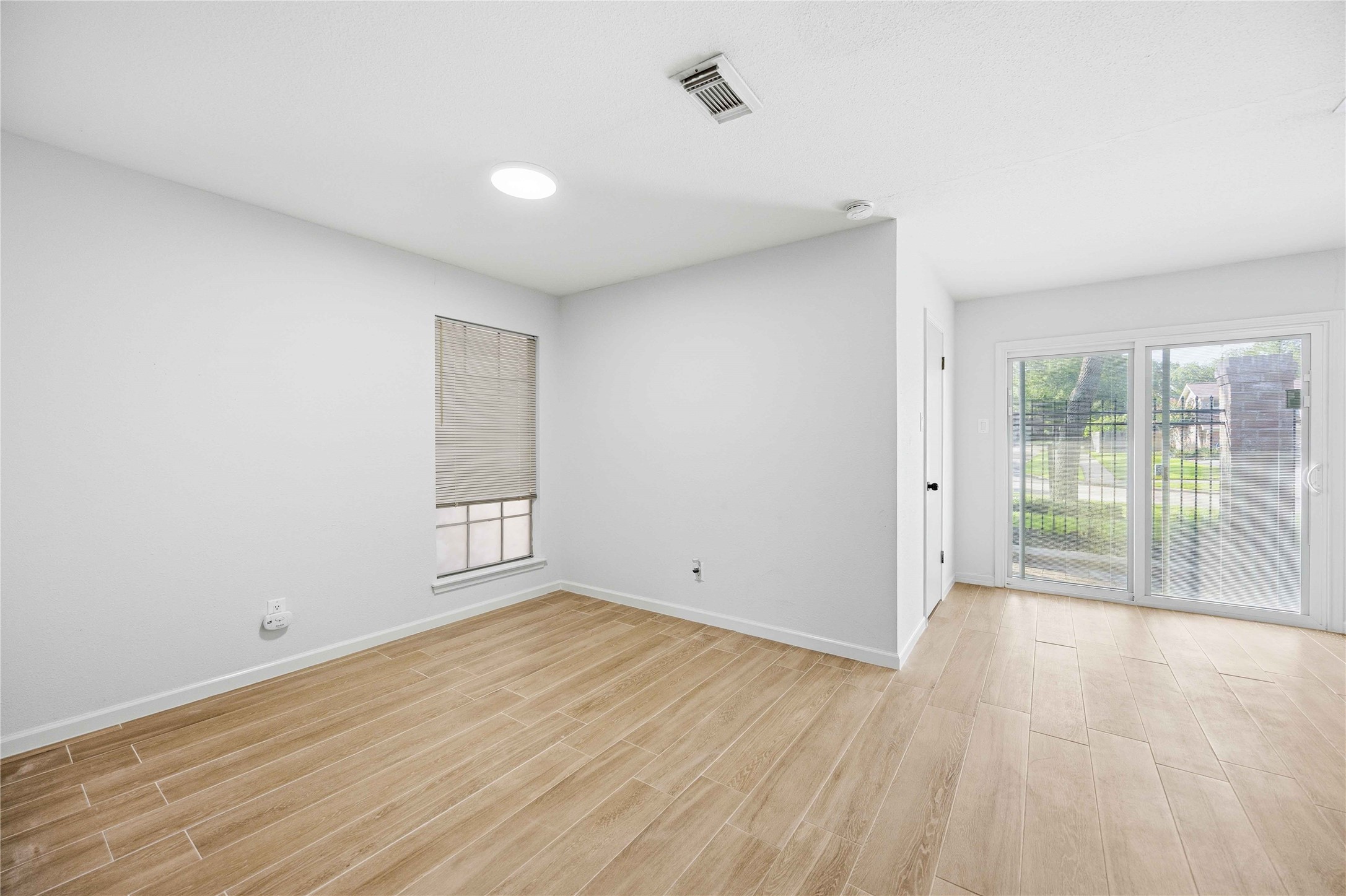 16202 Mill Point Drive Houston, TX 77059 - Photo 23 of 34
