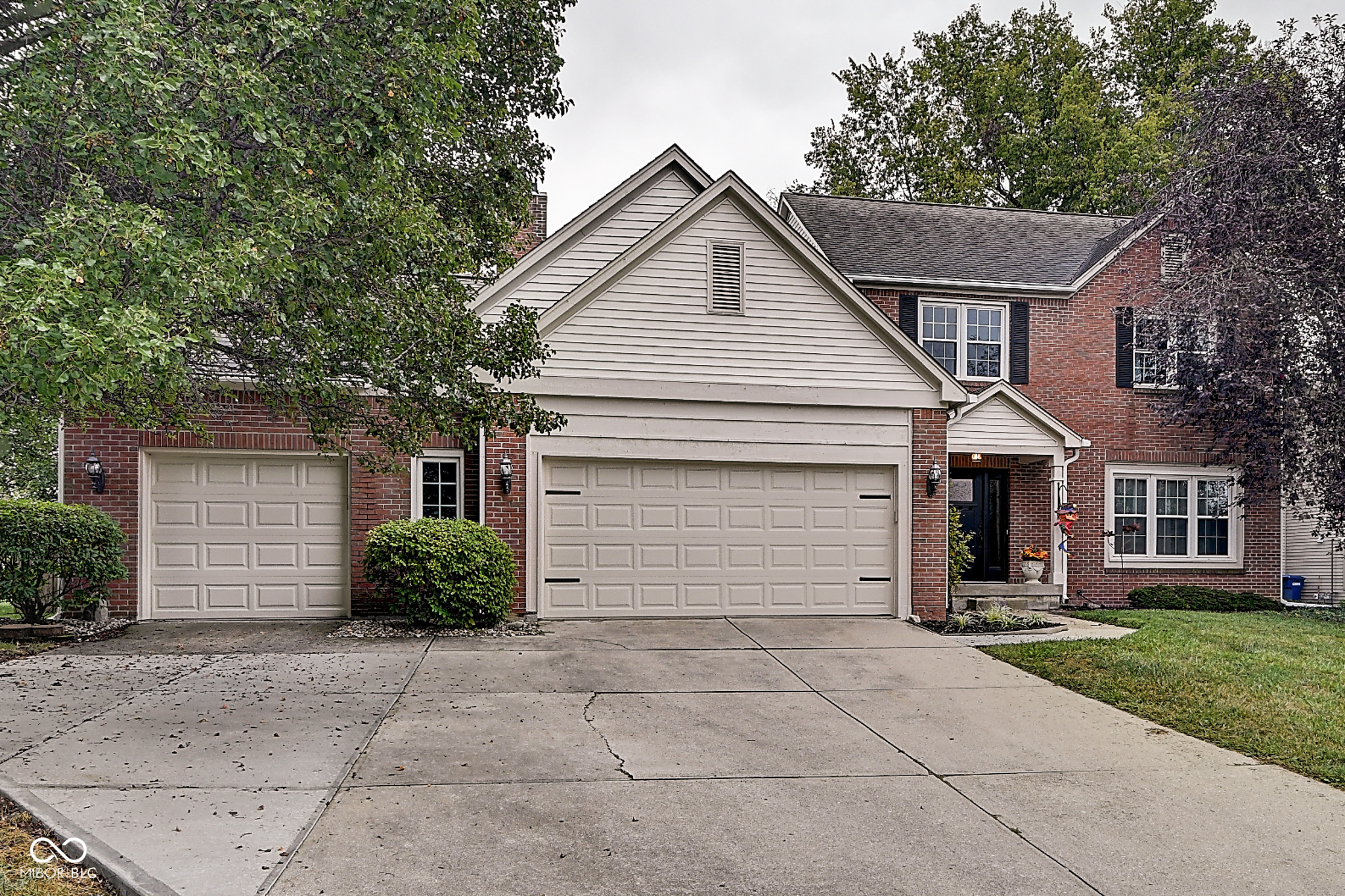 10055 Walthan Way Fishers, IN 46037 - Photo 2 of 50