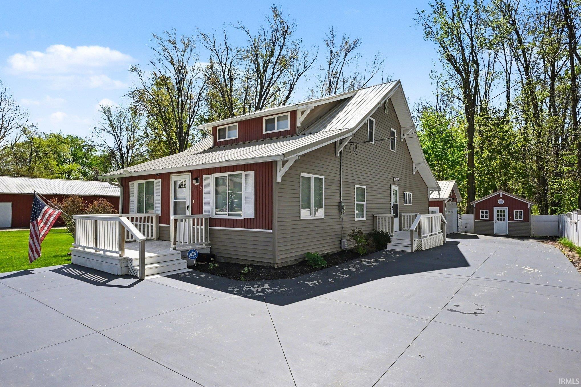 8629 East Hatchery Road Syracuse, IN 46567 - Photo 3 of 32 Gallery Image 3