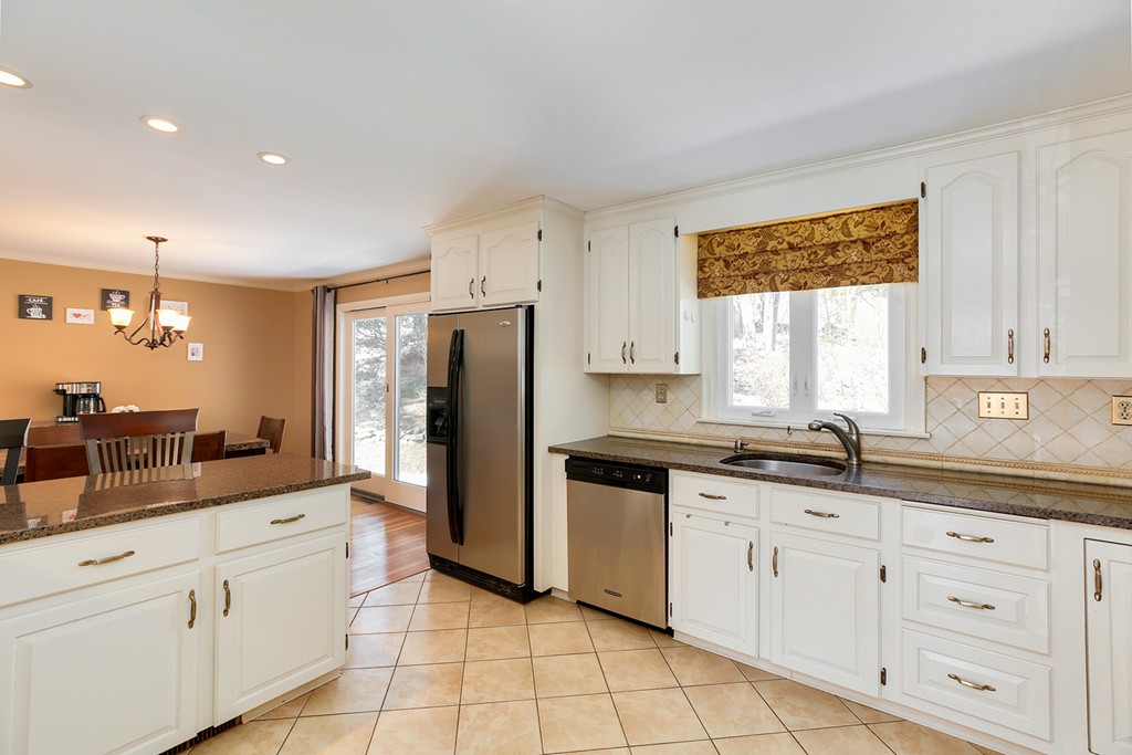 27 Doris Road Braintree, MA 02184 - Photo 8 of 29 Gallery Image 8