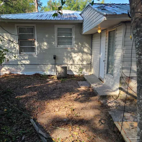 a view of a house with a backyard