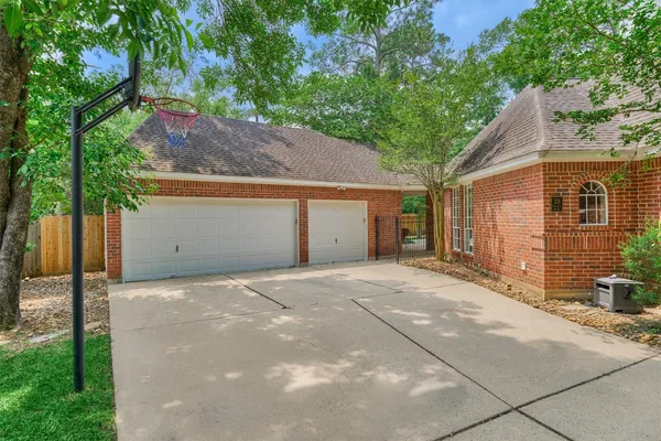 $950,000 | 19 Craggy Rock Street, The Woodlands, TX 77381