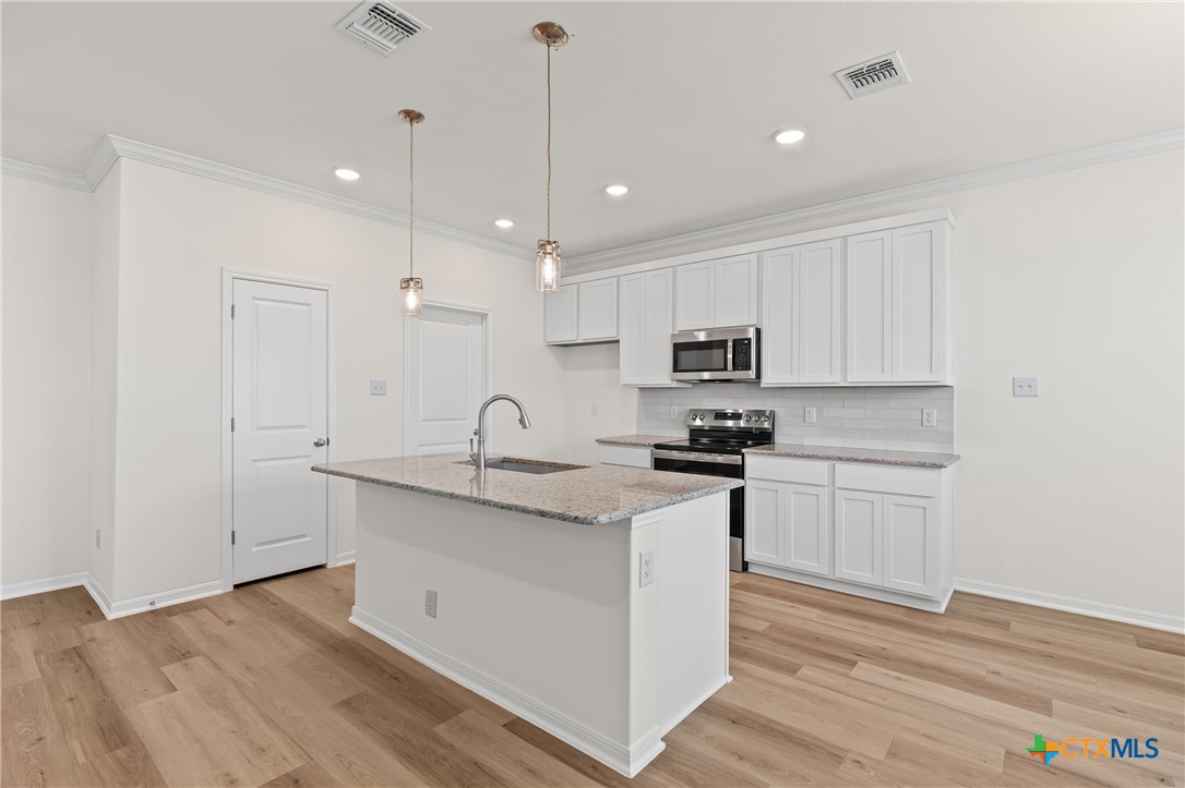 7806 Timber Holw Lane Temple, TX 76502 - Photo 7 of 30 a kitchen with stainless steel appliances granite countertop a sink a stove and a refrigerator