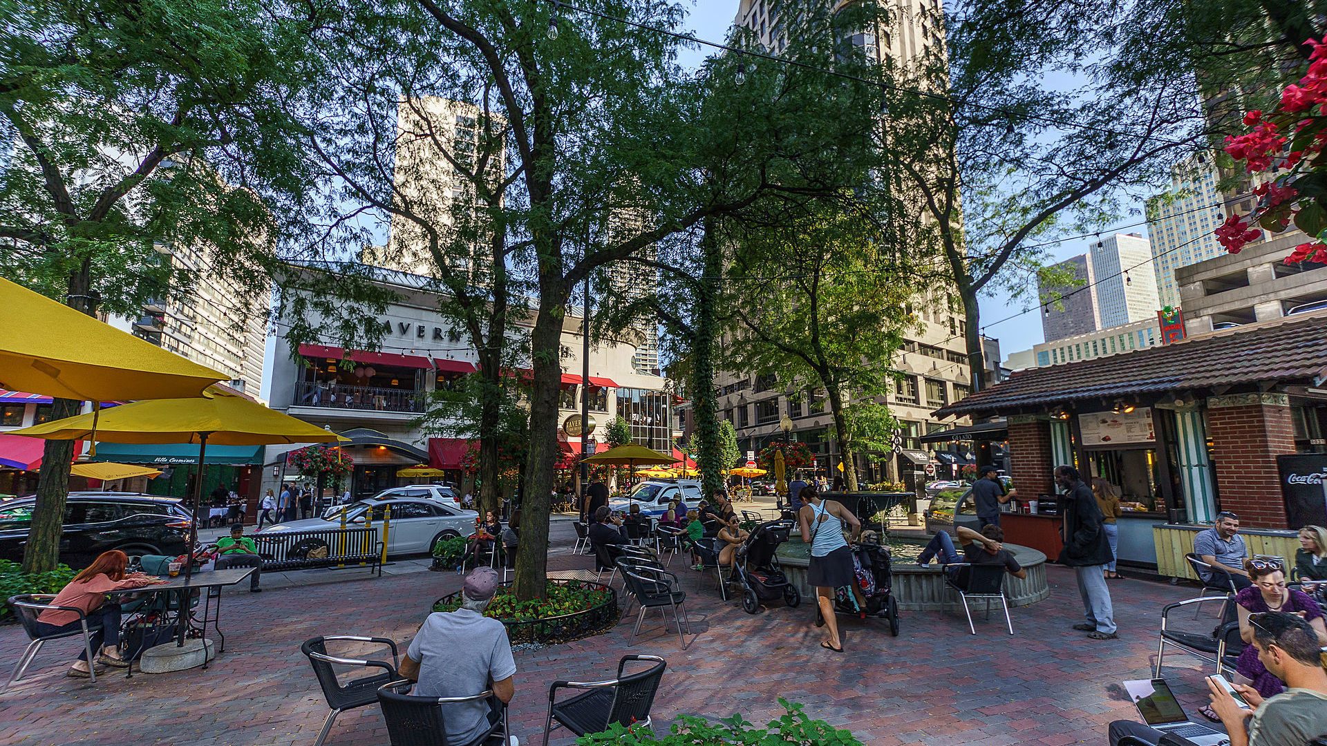 1030 North State Street, Unit 13E Chicago, IL 60610 - Photo 23 of 26 a view of street with sitting area