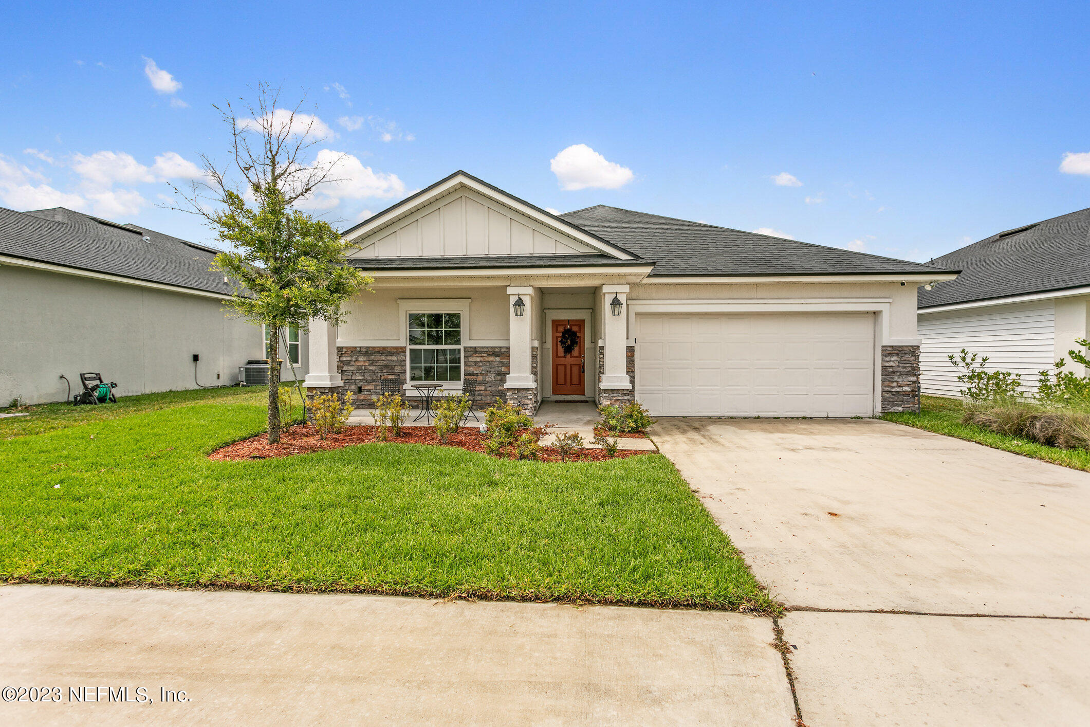 9864 Sailor Drive Jacksonville, FL 32221 - Photo 4 of 44 a front view of a house with garden