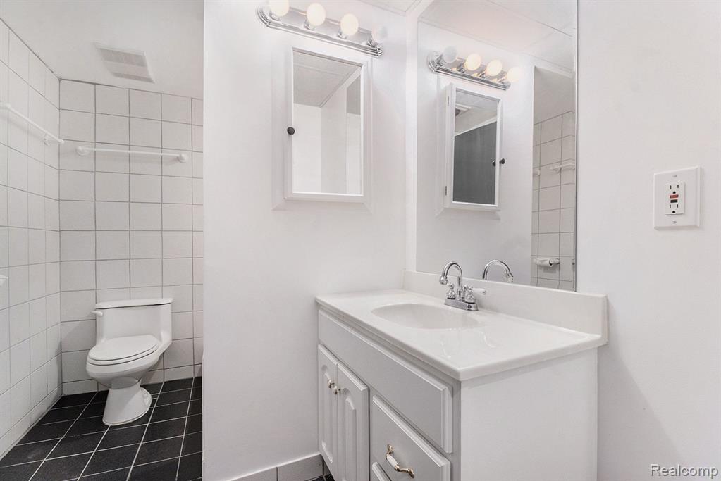 26032 Steele Road Farmington Hills, MI 48331 - Photo 31 of 38