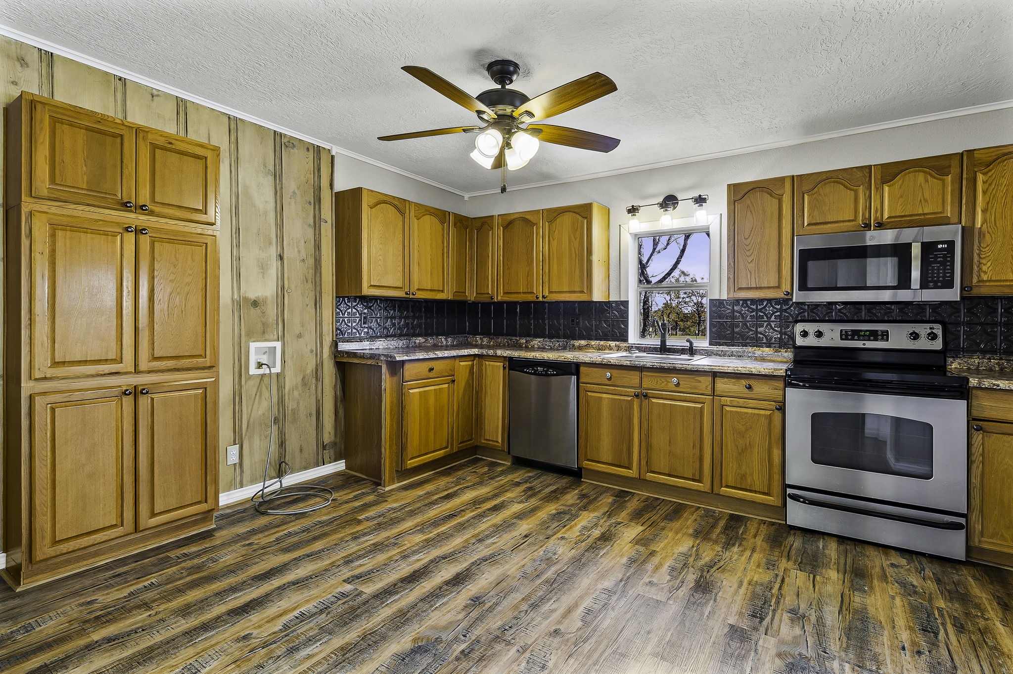 180 Ellis Lovett Road Shepherd, TX 77371 - Photo 7 of 24 Kitchen