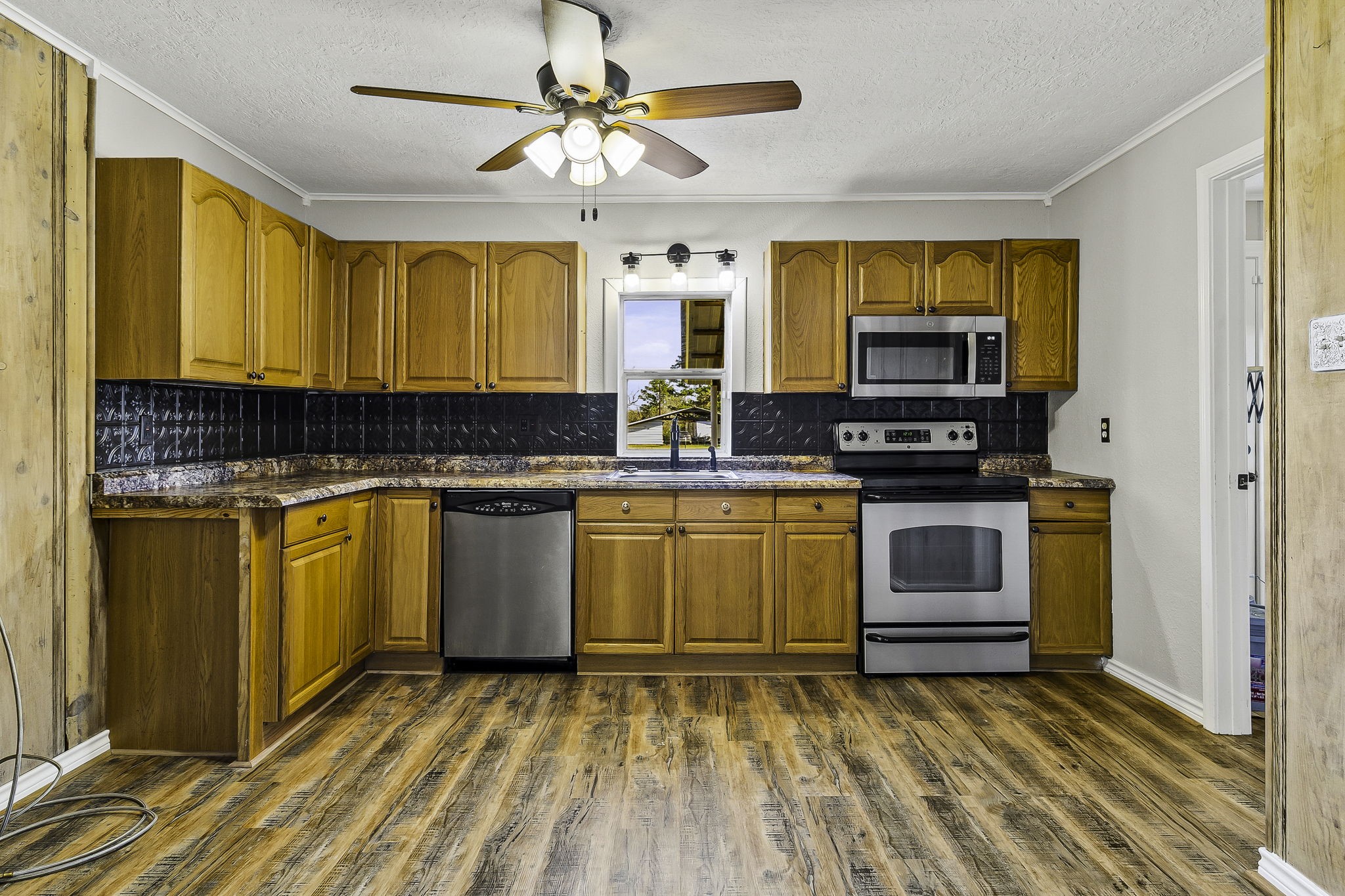 180 Ellis Lovett Road Shepherd, TX 77371 - Photo 9 of 24 Kitchen