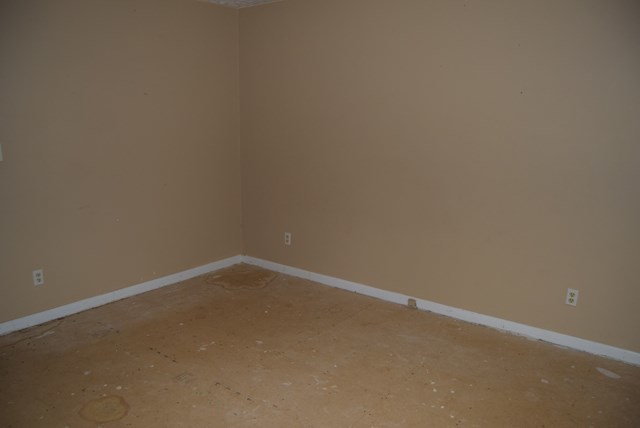 1608 Macon Road Perry, GA 31069 - Photo 7 of 11 a room that has a window in it
