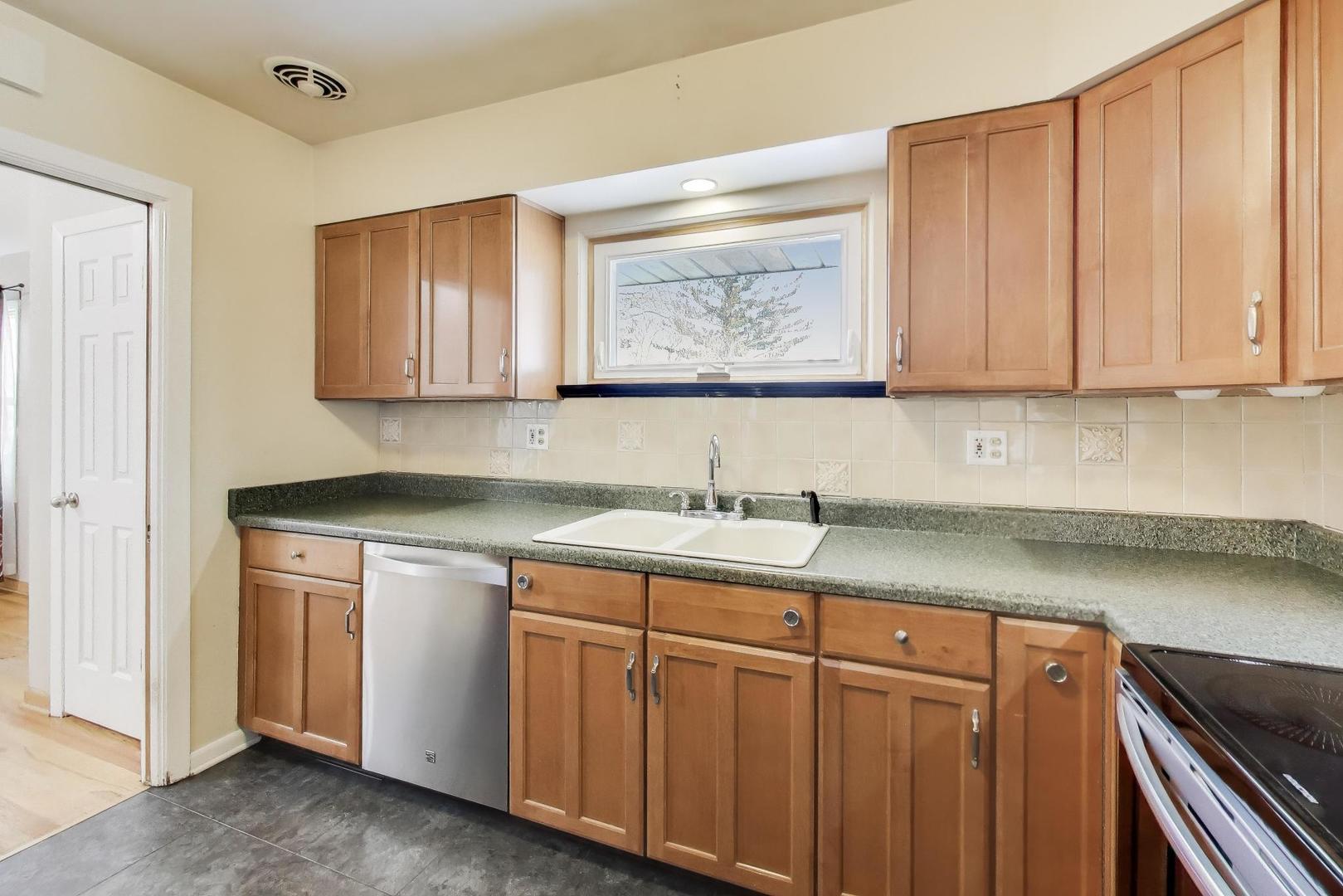 7441 Lyons Street Morton Grove, IL 60053 - Photo 7 of 28