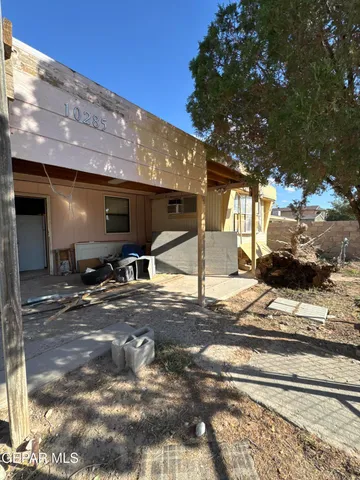 a view of a parking area