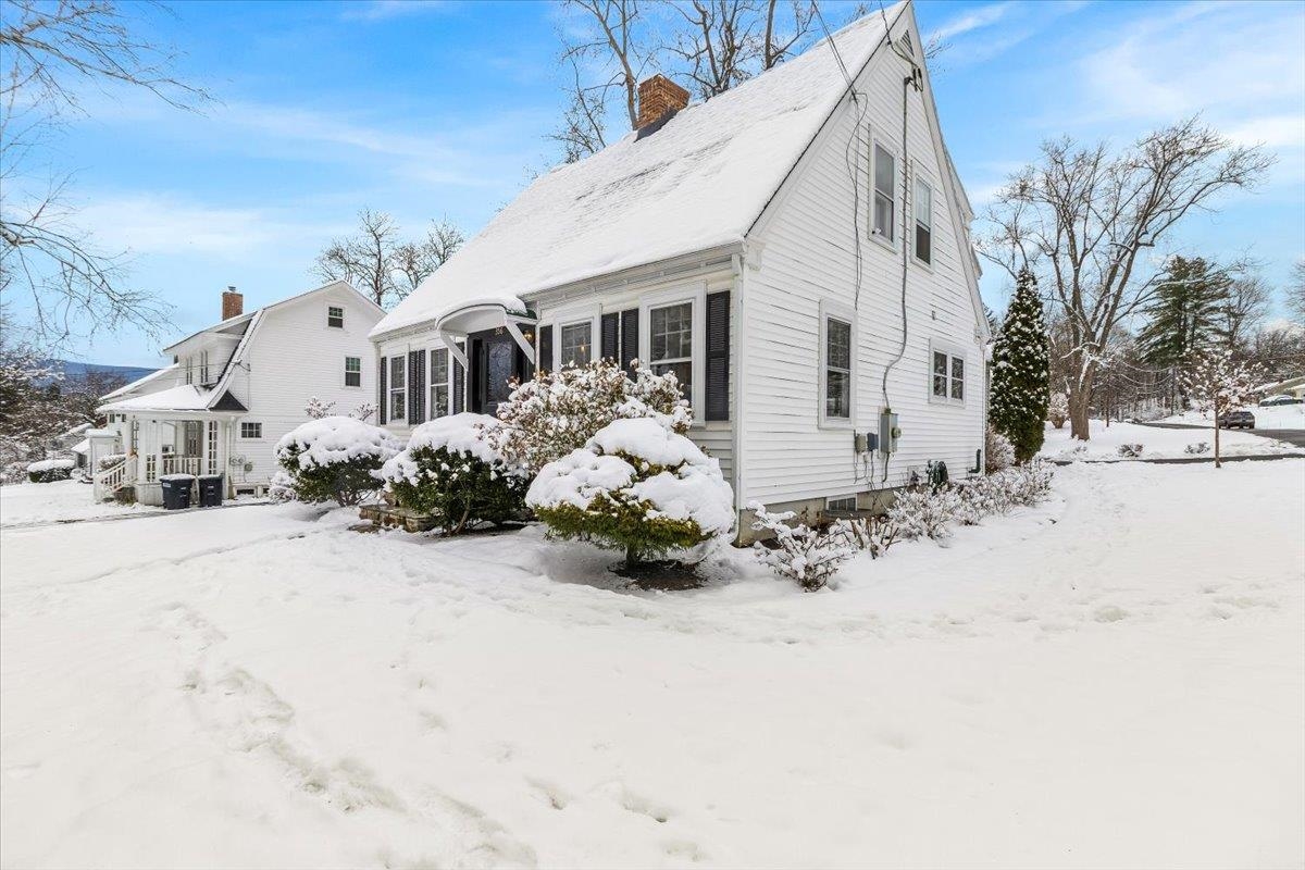 356 Elm Street Bennington, VT 05201 - Photo 3 of 34