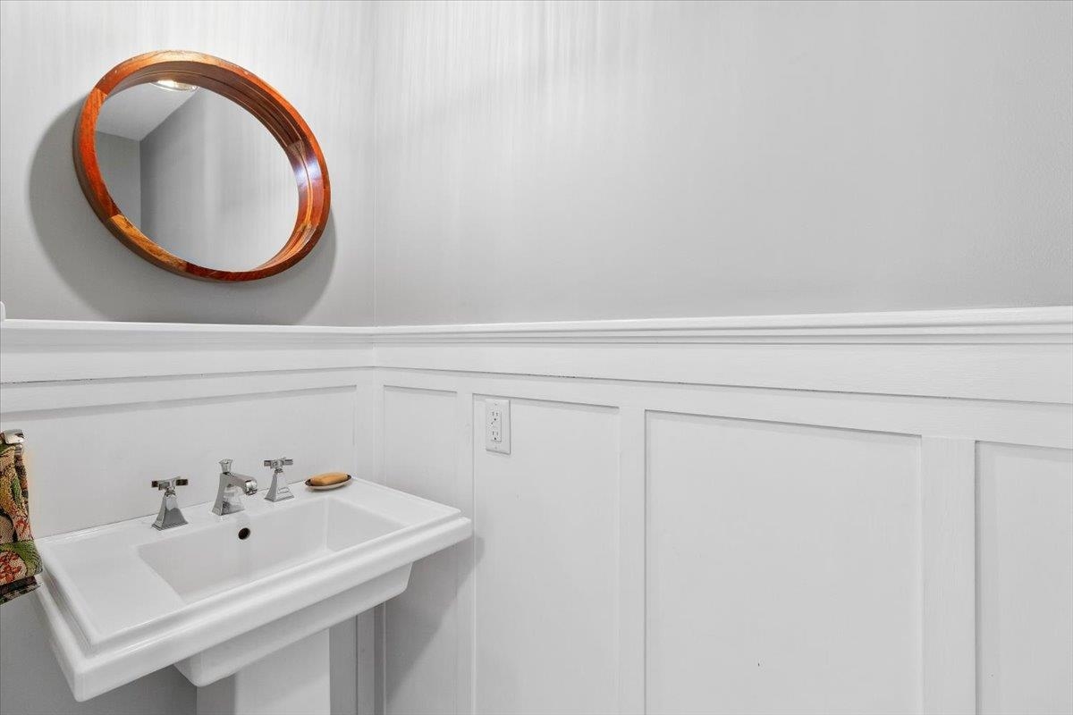 356 Elm Street Bennington, VT 05201 - Photo 6 of 34