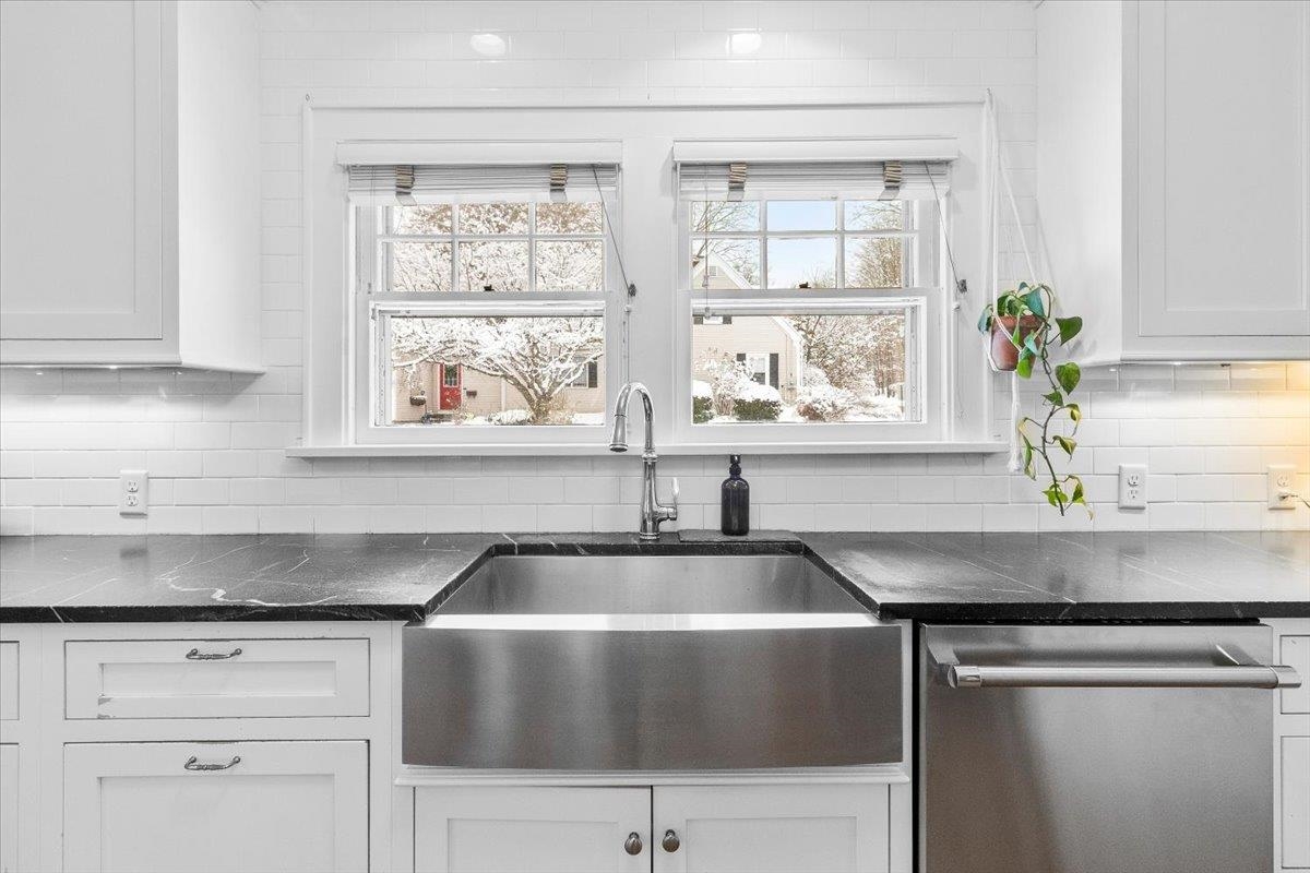 356 Elm Street Bennington, VT 05201 - Photo 7 of 34