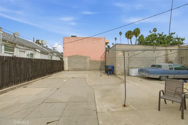 a view of a backyard