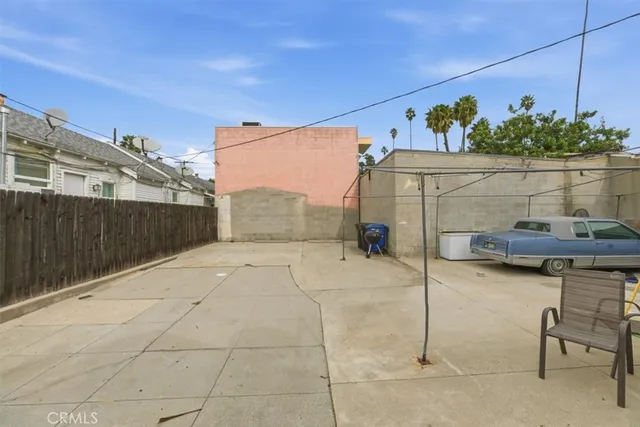 a view of a backyard