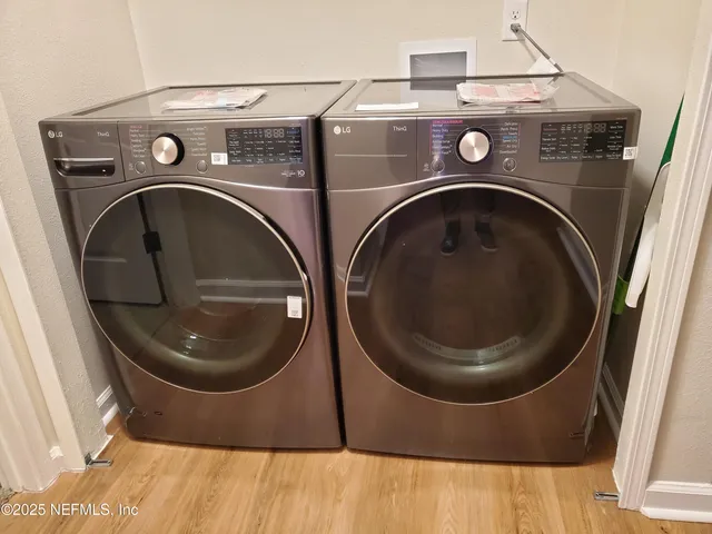 a view of back yard of the house