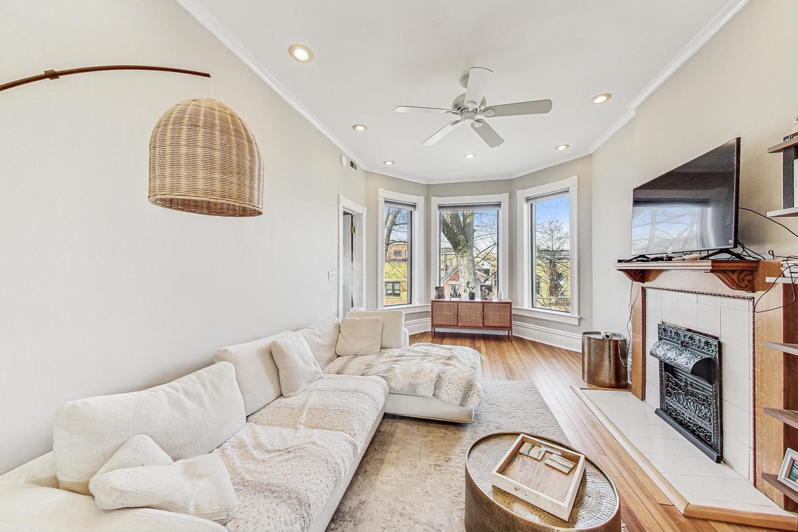 2021 West Haddon Avenue Chicago, IL 60622 - Photo 3 of 47