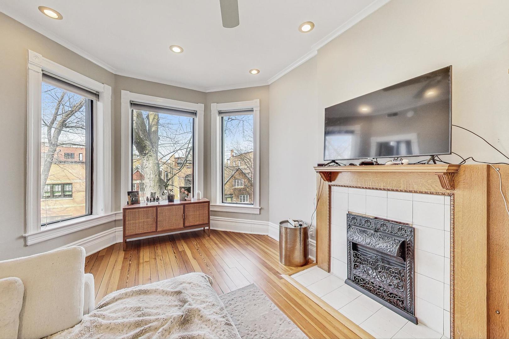 2021 West Haddon Avenue Chicago, IL 60622 - Photo 4 of 47