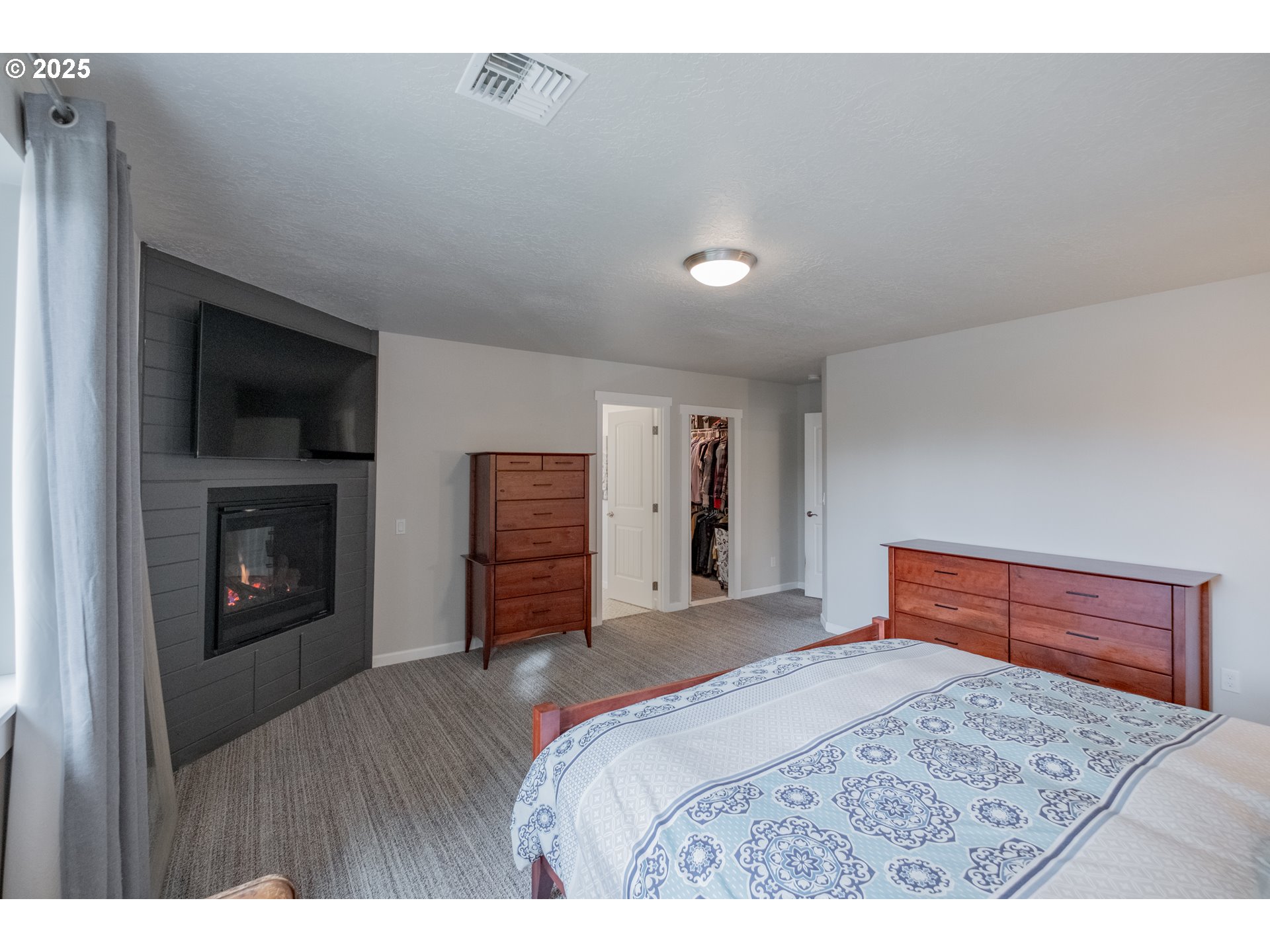 405 Northwest Juniper Lane Albany, OR 97321 - Photo 24 of 48 a bedroom with a bed and a television