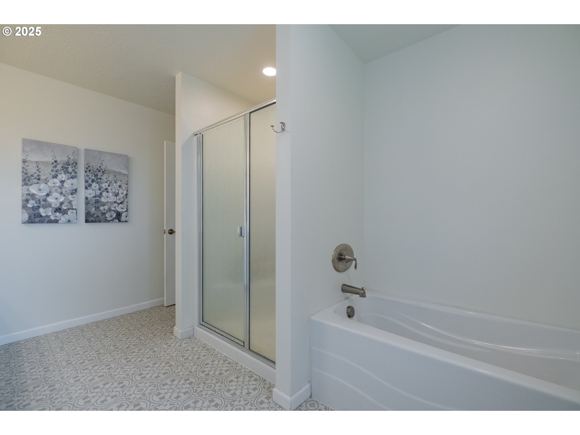 405 Northwest Juniper Lane Albany, OR 97321 - Photo 28 of 48 a bathroom with a bathtub and a shower