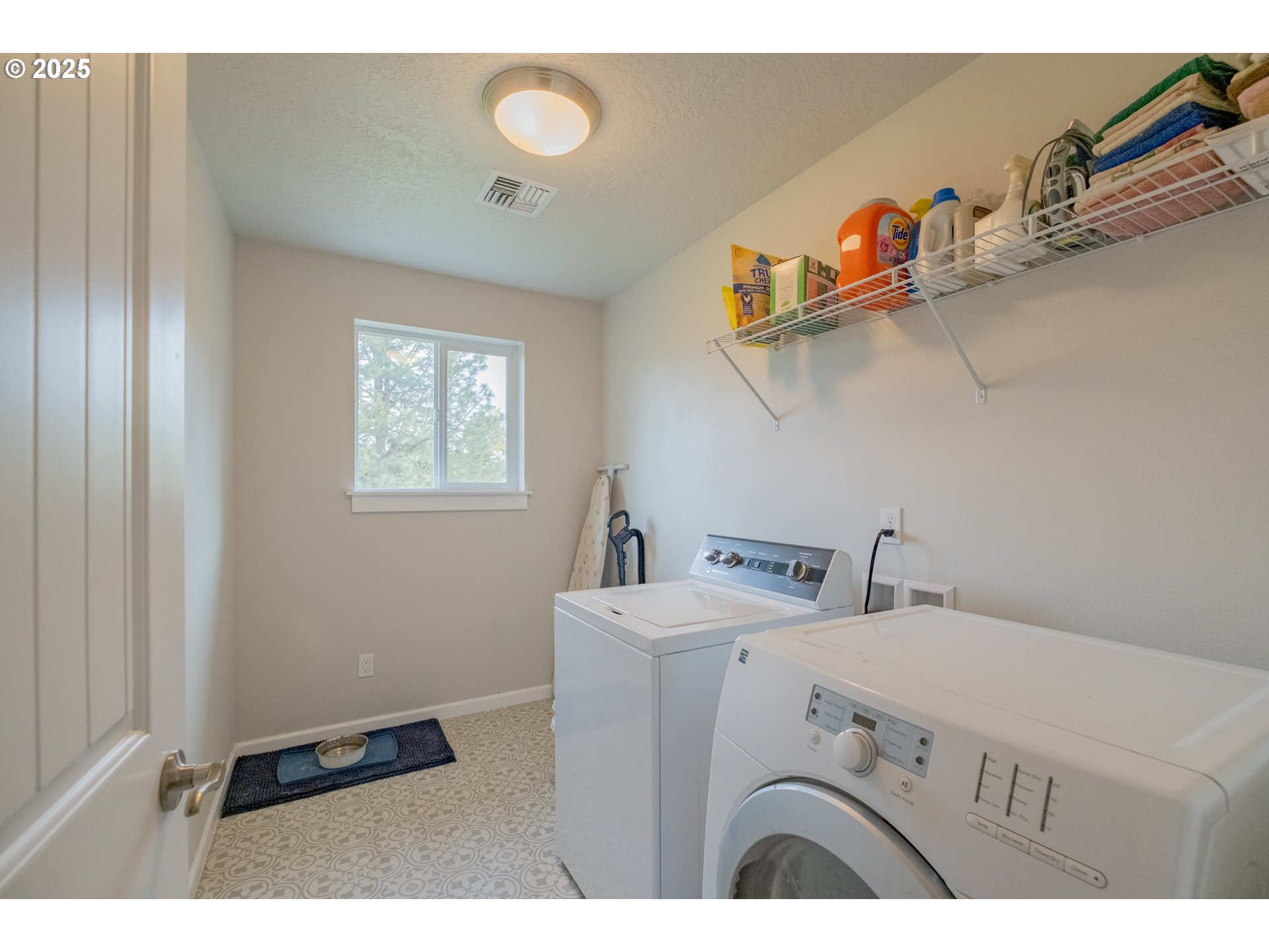 405 Northwest Juniper Lane Albany, OR 97321 - Photo 34 of 48 a utility room with dryer and washer