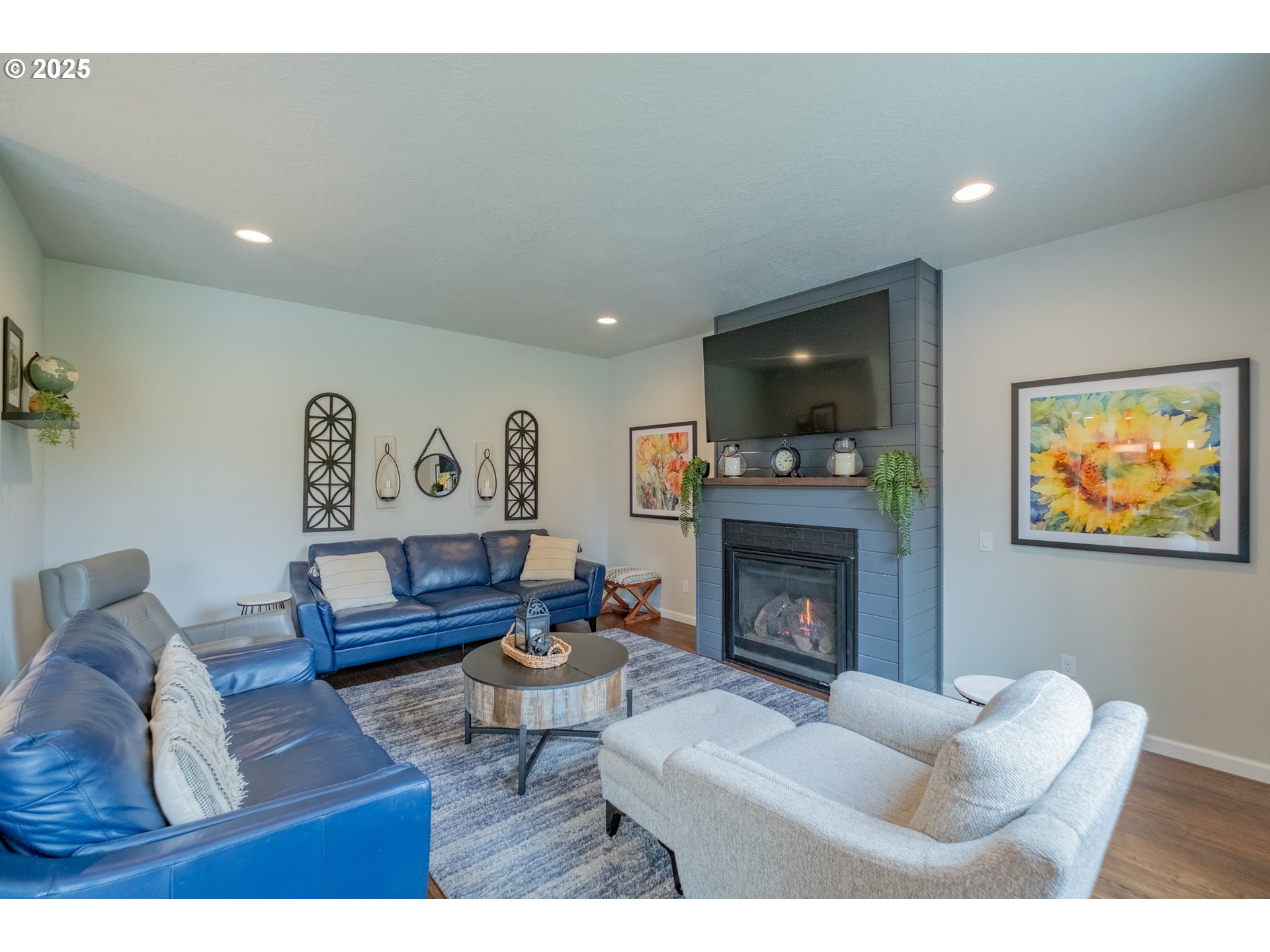 405 Northwest Juniper Lane Albany, OR 97321 - Photo 8 of 48 a living room with furniture fireplace and rug