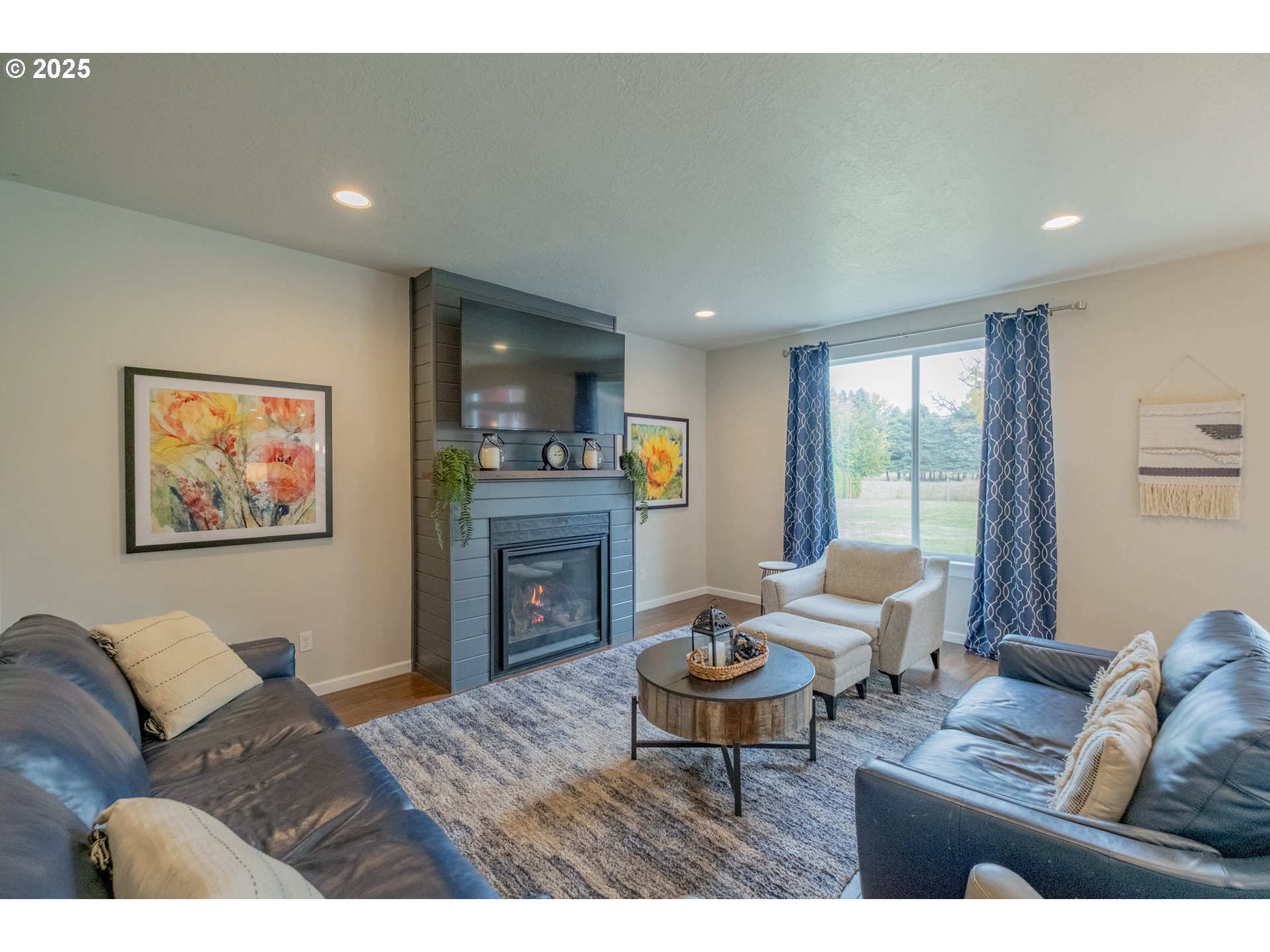 405 Northwest Juniper Lane Albany, OR 97321 - Photo 9 of 48 a living room with furniture and a fireplace