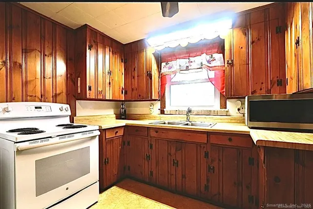 $2,350 | 131 Greenwood Street, Watertown, CT 06795