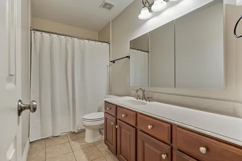 $750,000 | 11 East French Oaks Circle, The Woodlands, TX 77382