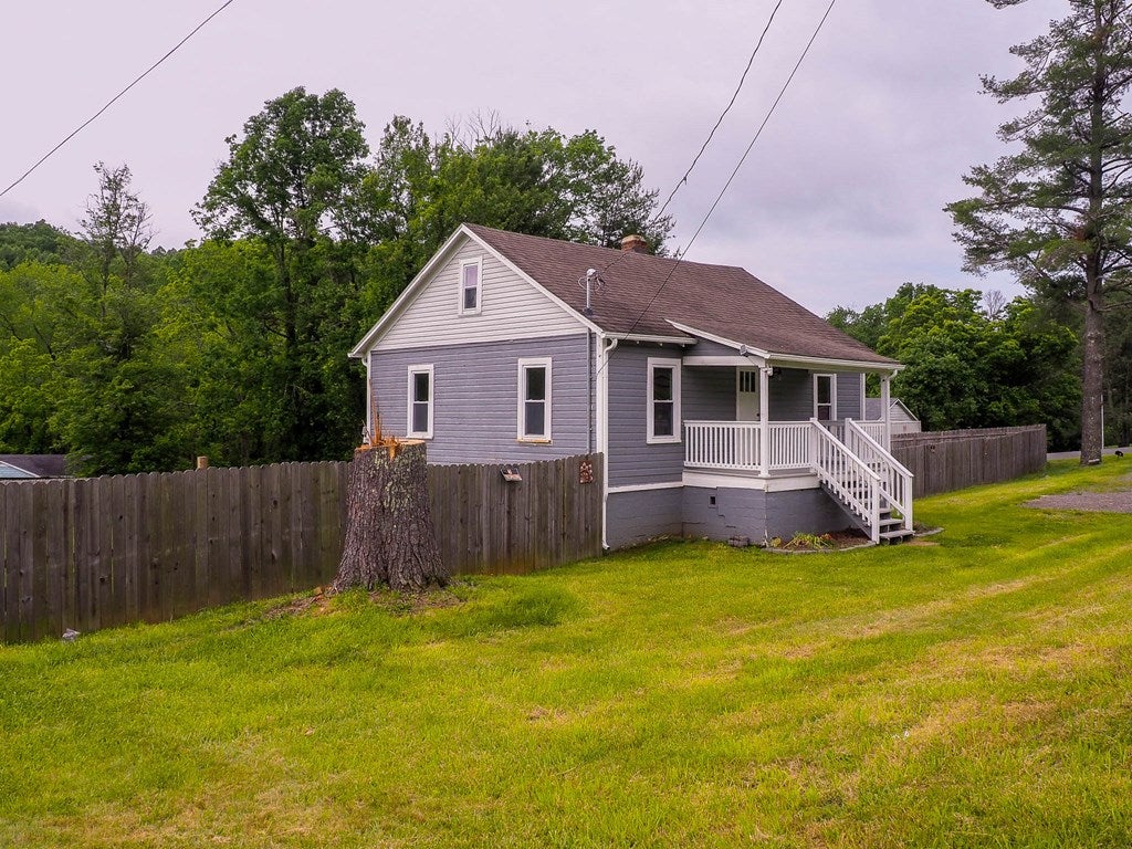 17 Old Quaker Road Galax, VA 24333 - Photo 3 of 28 Gallery Image 3