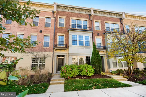 $750,000 | 808 Admirals Way, Unit 303, Oxon Hill, MD 20745