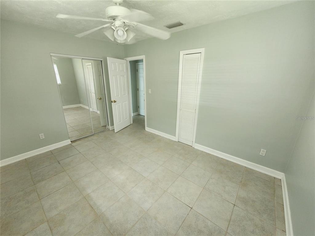 109 21st Street Northeast Bradenton, FL 34208 - Photo 8 of 14 an empty room with a bathroom