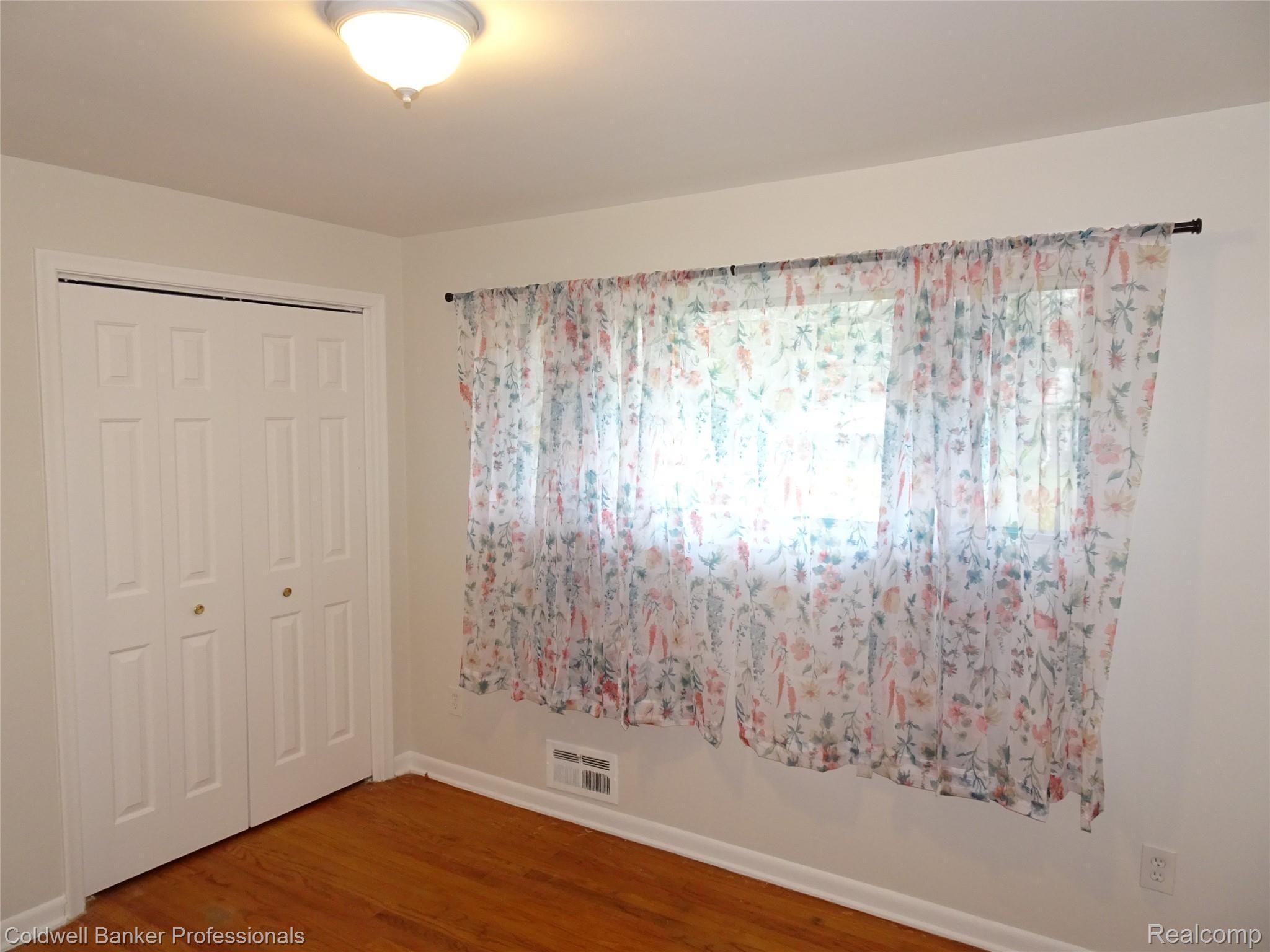32015 Farmersville Road Farmington, MI 48334 - Photo 32 of 57 DSC05281.JPG