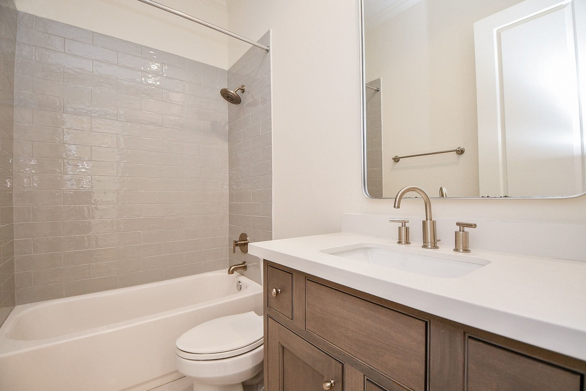 5 Robita Street Houston, TX 77019 - Photo 22 of 27 Full Bathroom located next to Bedroom