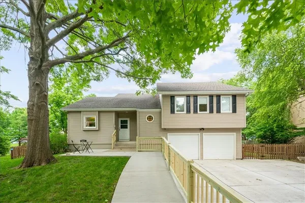 $435,000 | 14801 South Arapaho Drive, Olathe, KS 66062