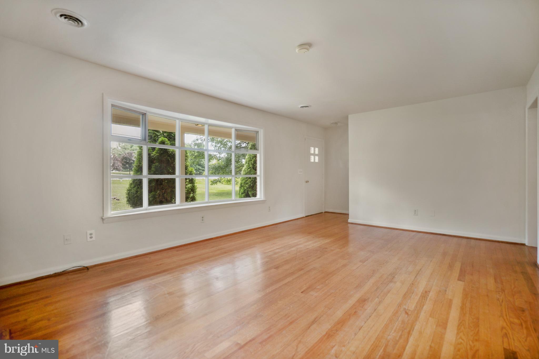 6146 Ridge Road Mount Airy, MD 21771 - Photo 7 of 29 Living Room
