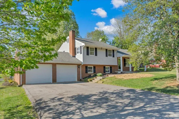 $369,950 | 10 Chelsea Drive, Roanoke, VA 24019