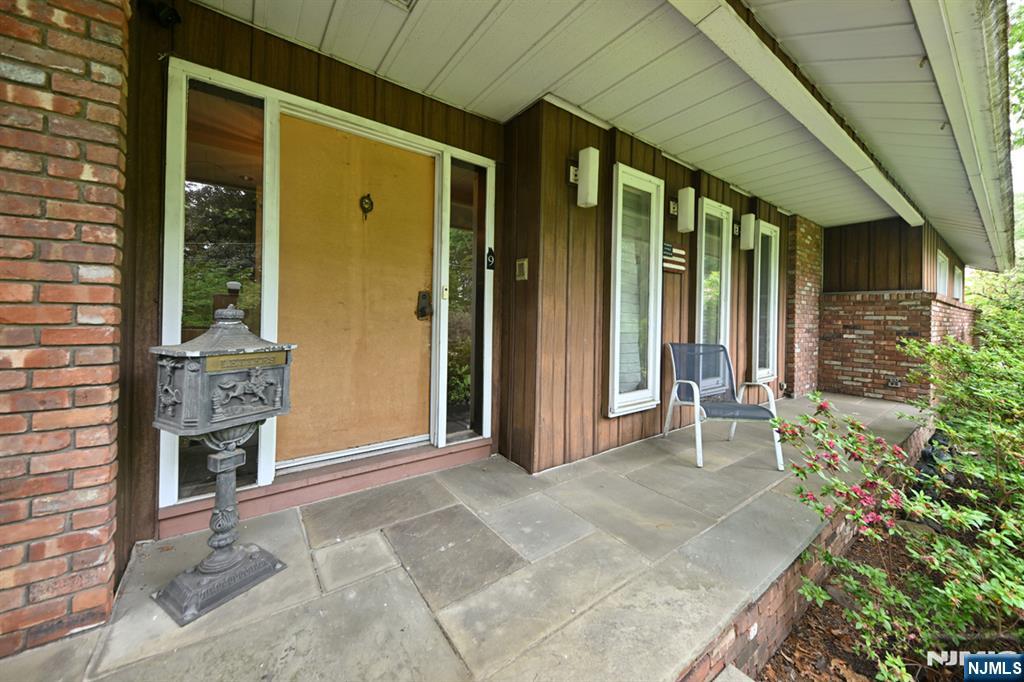 9 Lyncrest Drive Paramus, NJ 07652 - Photo 4 of 49
