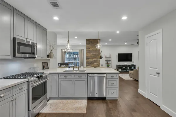$3,100 | 42 Still Corner Place, The Woodlands, TX 77381