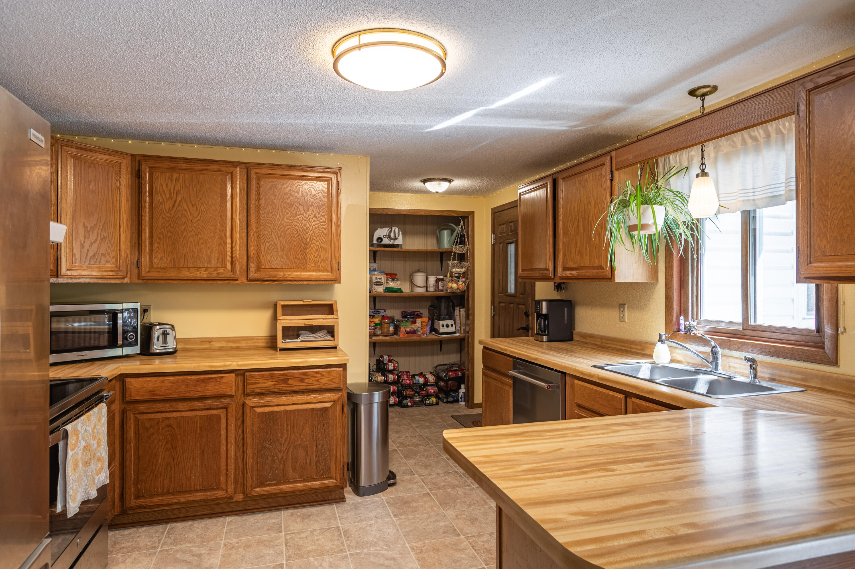 S3532 Chicken Valley Road Buffalo, WI 54629 - Photo 4 of 23 Well appointed kitchen