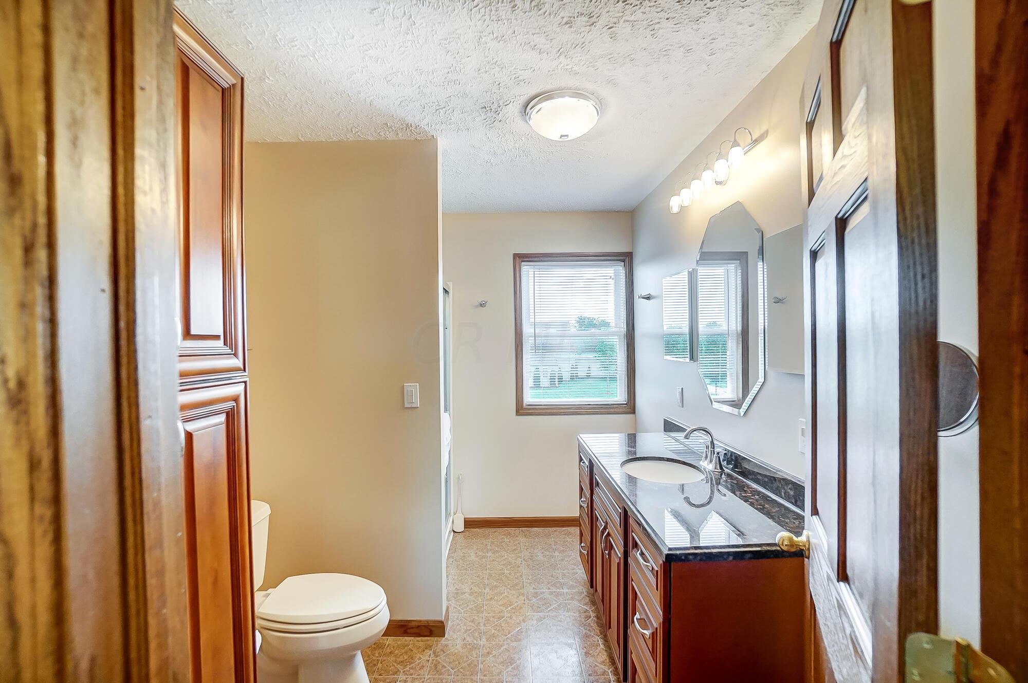 8205 Roberts Road Hilliard, OH 43026 - Photo 46 of 81 Full bathroom 3