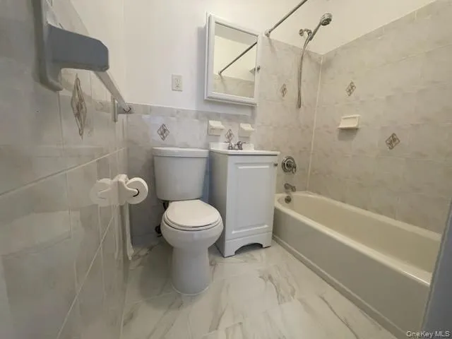 $1,900 | 2925 Schurz Avenue | Throgs Neck