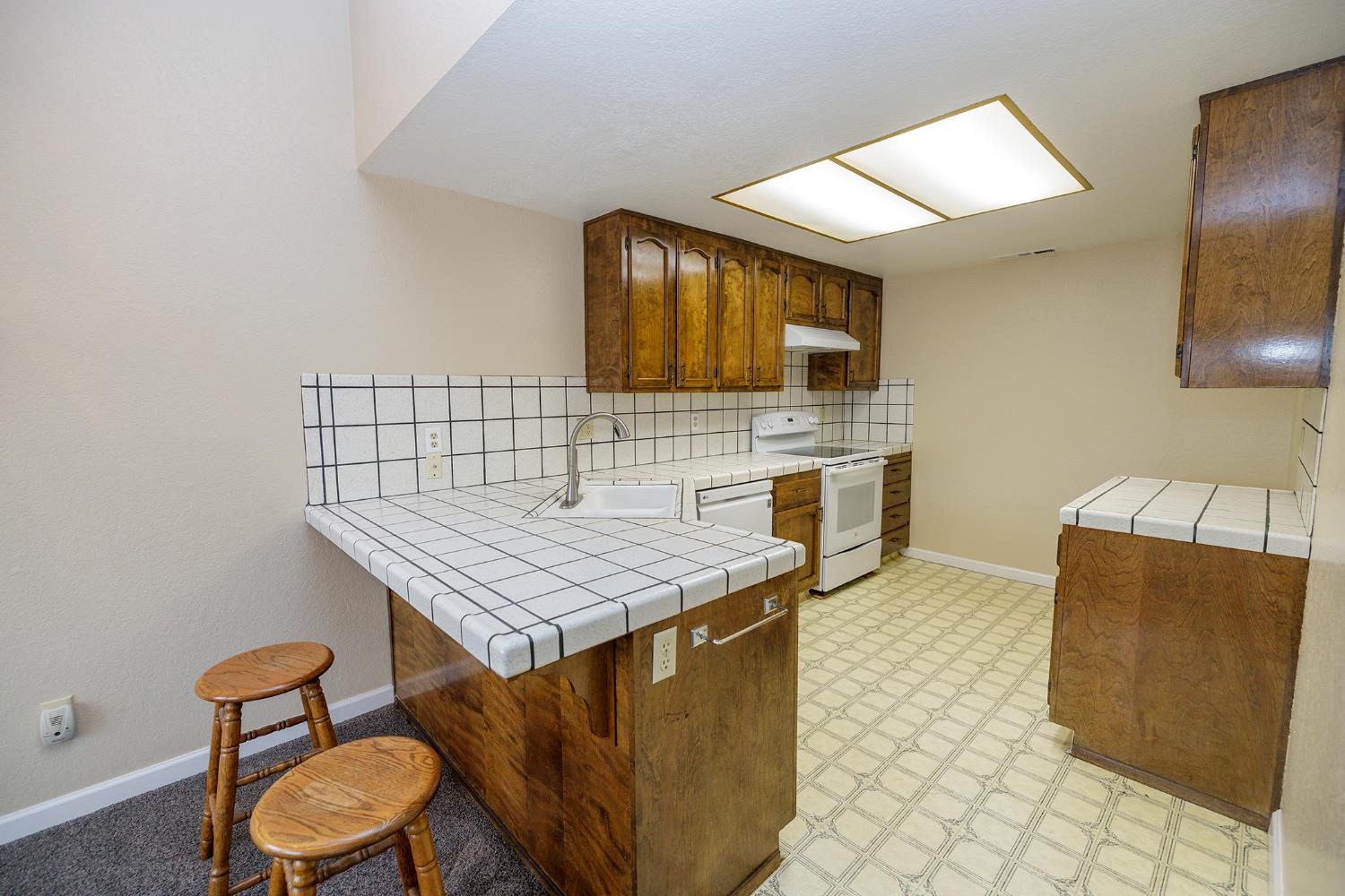 1124 Tasmania Way Modesto, CA 95356 - Photo 17 of 34 a room with furniture