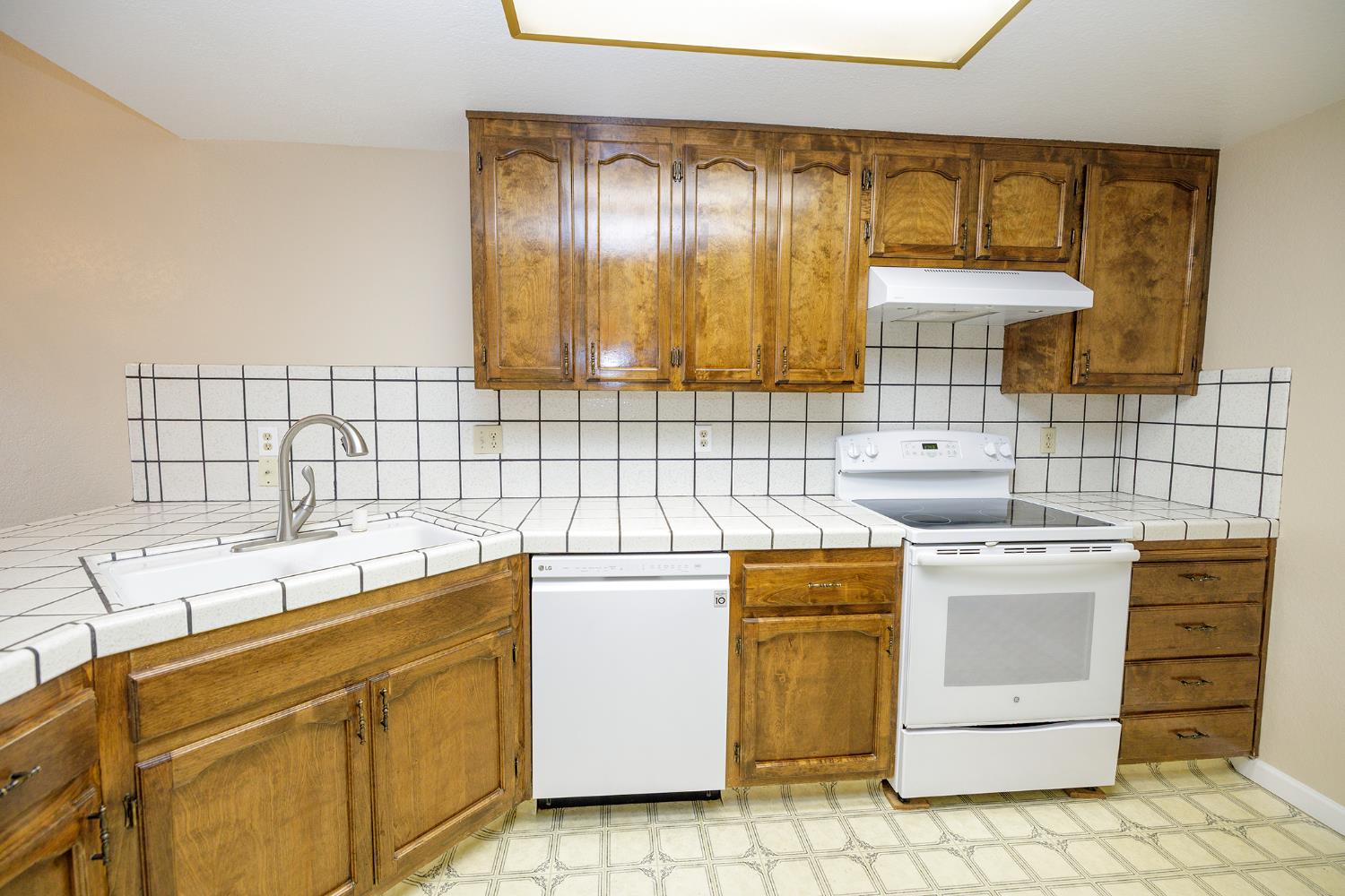 1124 Tasmania Way Modesto, CA 95356 - Photo 18 of 34 a utility room with dryer and washer